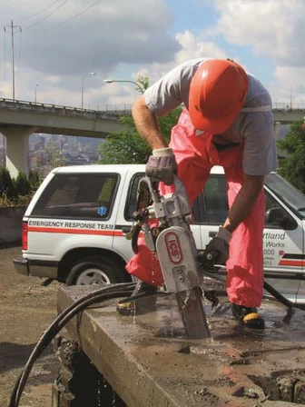 The first ICS® cutting system, a hydraulic chainsaw called the 801H